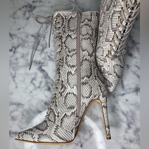 🆕 Cream Faux Snake Skin Boots - Picture 4 of 7